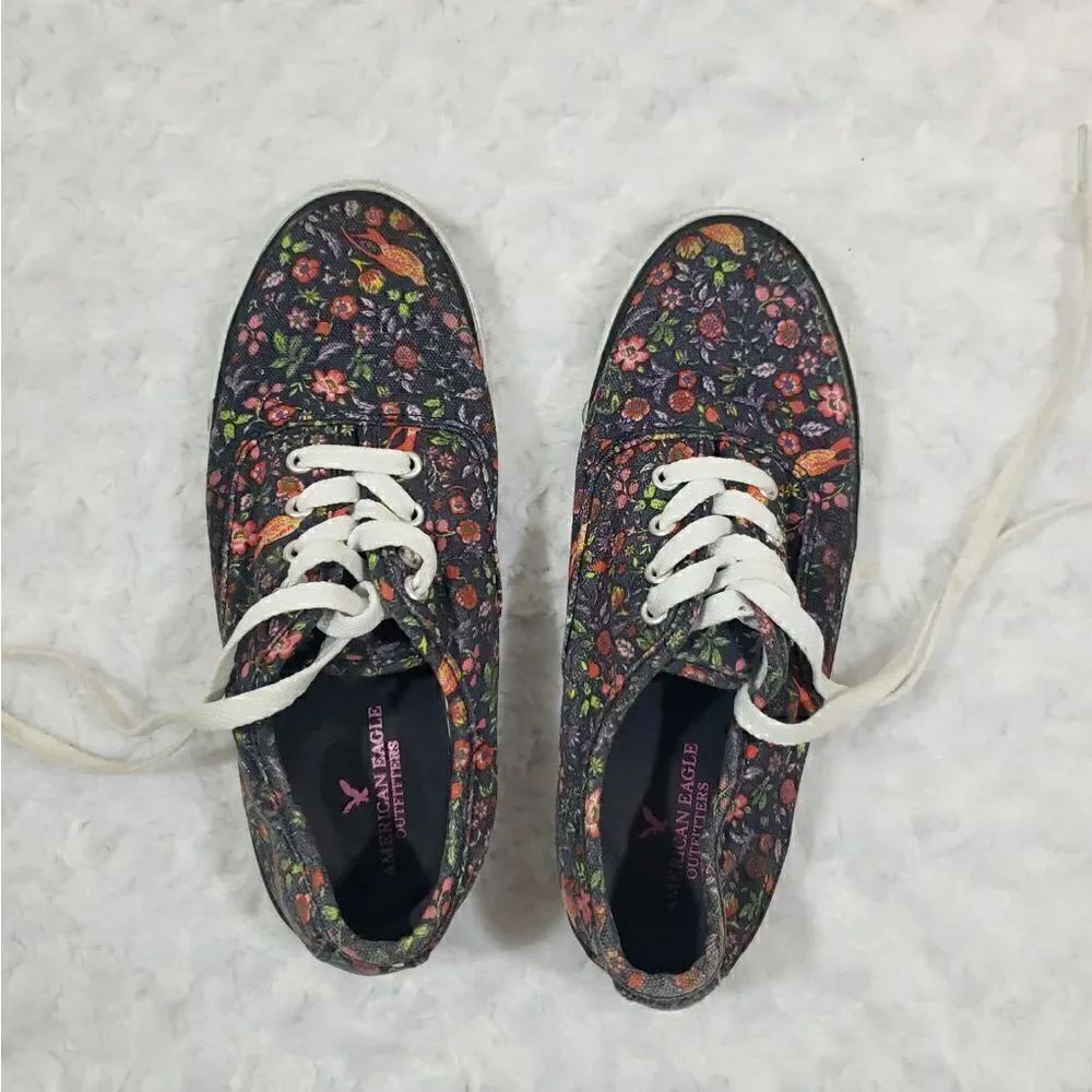 American Eagle size 6 sneaker with floral wildflowers and bird print 🐦 🌼